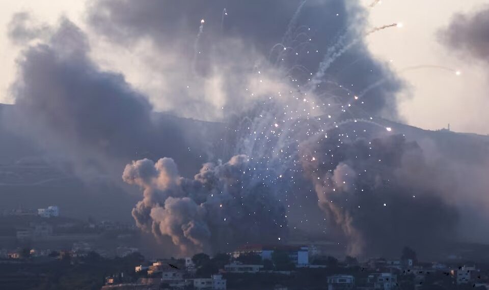 Asap membubung di wilayah selatan Lebanon setelah serangan Israel, di tengah bentrokan lintas perbatasan yang sedang berlangsung antara Hizbullah dan pasukan Israel, terlihat dari Tirus, Lebanon selatan, 23 September. REUTERS/Aziz Taher