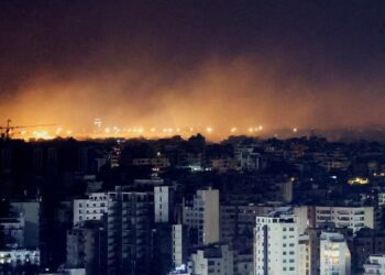 Asap membubung di atas pinggiran selatan Beirut setelah serangan, di tengah konflik yang sedang berlangsung antara pasukan Hizbullah dan Israel, terlihat dari Sin El Fil, Lebanon, 1 Oktober 2024. Sumber foto : REUTERS/Amr Abdallah Dalsh.