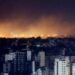 Asap membubung di atas pinggiran selatan Beirut setelah serangan, di tengah konflik yang sedang berlangsung antara pasukan Hizbullah dan Israel, terlihat dari Sin El Fil, Lebanon, 1 Oktober 2024. Sumber foto : REUTERS/Amr Abdallah Dalsh.