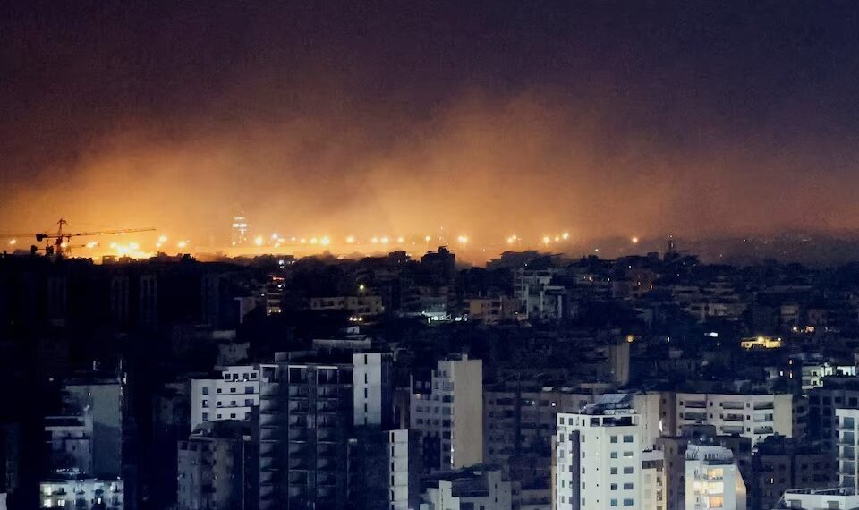 Asap membubung di atas pinggiran selatan Beirut setelah serangan, di tengah konflik yang sedang berlangsung antara pasukan Hizbullah dan Israel, terlihat dari Sin El Fil, Lebanon, 1 Oktober 2024. Sumber foto : REUTERS/Amr Abdallah Dalsh.