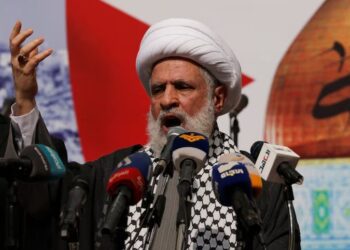 Wakil pemimpin Hezbollah Lebanon, Sheikh Naim Qassem, berbicara dalam sebuah aksi unjuk rasa mendukung Palestina di Gaza, di tengah konflik yang berlangsung antara Israel dan kelompok Islamis Palestina Hamas, di Beirut, Lebanon pada 13 Oktober 2023. Sumber foto : REUTERS/Zohra Bensemra