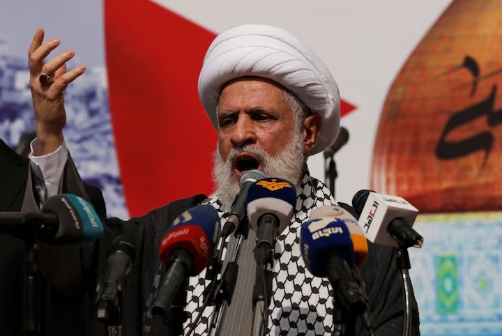 Wakil pemimpin Hezbollah Lebanon, Sheikh Naim Qassem, berbicara dalam sebuah aksi unjuk rasa mendukung Palestina di Gaza, di tengah konflik yang berlangsung antara Israel dan kelompok Islamis Palestina Hamas, di Beirut, Lebanon pada 13 Oktober 2023. Sumber foto : REUTERS/Zohra Bensemra