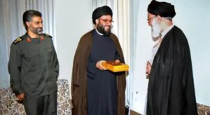 Hassan Nasrallah (tengah) bertemu dengan Ali Khamenei (kanan) di hadapan mantan Komandan Pasukan Quds IRGC, Qasem Soleimani (kiri). Sumber foto : Iran International