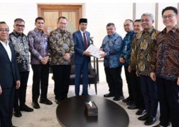 Jokowi saat menerima daftar nama Capim KPK dan Dewas yang diserahkan oleh Tim Pansel. Sumber foto : Biro Pers Sekretariat Presiden.