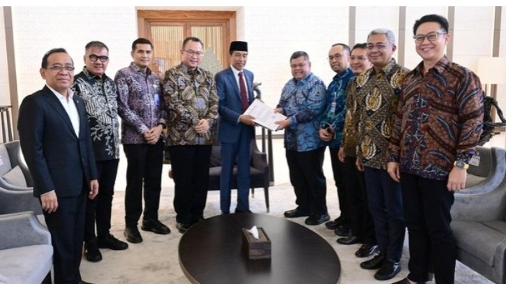 Jokowi saat menerima daftar nama Capim KPK dan Dewas yang diserahkan oleh Tim Pansel. Sumber foto : Biro Pers Sekretariat Presiden.