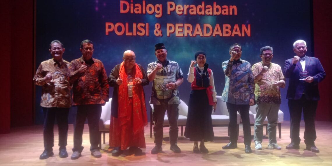 Para Penanggap Dialog Peradaban saat pose bersama seusai diskusi di Perpusnas Jakarta pada Rabu (2/10/24). Sumber foto : Radiant Voice.