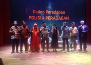 Para Penanggap Dialog Peradaban saat pose bersama seusai diskusi di Perpusnas Jakarta pada Rabu (2/10/24). Sumber foto : Radiant Voice.