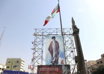 Sebuah sistem rudal Iran dipamerkan di samping spanduk dengan gambar Pemimpin Tertinggi Iran, Ayatollah Ali Khamenei, dan mendiang pemimpin Hezbollah Lebanon, Hassan Nasrallah, di sebuah jalan di Teheran, Iran, pada 2 Oktober 2024. Majid Asgaripour/WANA (West Asia News Agency) via REUTERS.