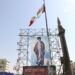 Sebuah sistem rudal Iran dipamerkan di samping spanduk dengan gambar Pemimpin Tertinggi Iran, Ayatollah Ali Khamenei, dan mendiang pemimpin Hezbollah Lebanon, Hassan Nasrallah, di sebuah jalan di Teheran, Iran, pada 2 Oktober 2024. Majid Asgaripour/WANA (West Asia News Agency) via REUTERS.