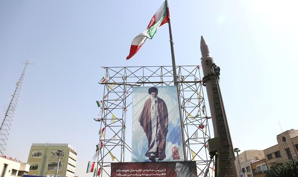 Sebuah sistem rudal Iran dipamerkan di samping spanduk dengan gambar Pemimpin Tertinggi Iran, Ayatollah Ali Khamenei, dan mendiang pemimpin Hezbollah Lebanon, Hassan Nasrallah, di sebuah jalan di Teheran, Iran, pada 2 Oktober 2024. Majid Asgaripour/WANA (West Asia News Agency) via REUTERS.