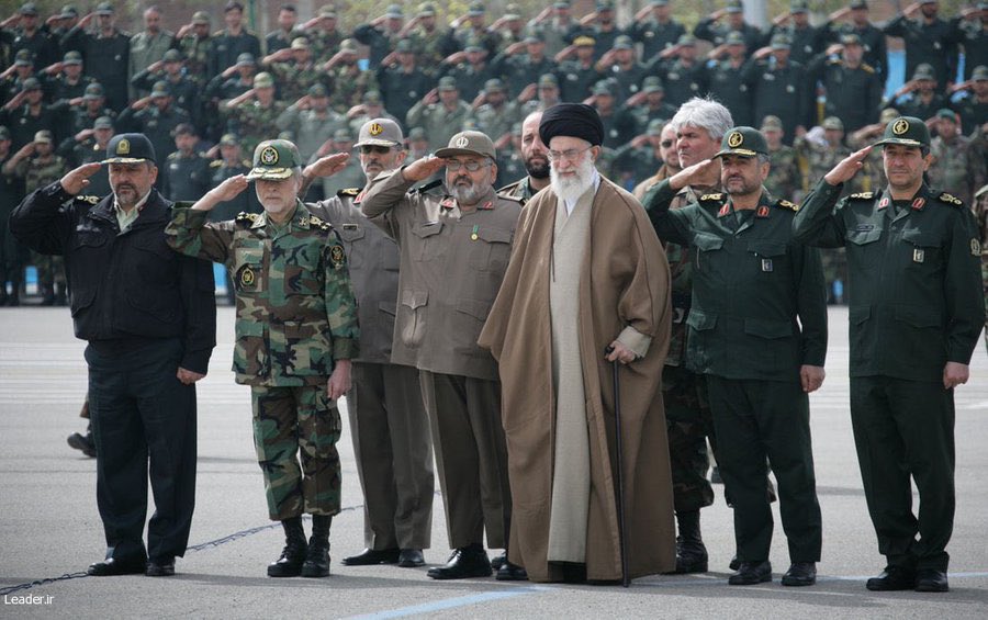 Pemimpin Tertinggi Iran, Ali Khamenei, bersama dengan Para Perwira Tinggi Militer Iran.