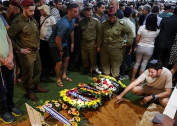 Seorang pelayat bereaksi saat pemakaman tentara Israel Kapten Eitan Itzhak Oster, yang tewas dalam pertempuran di Lebanon, di tengah permusuhan antara Hezbollah dan Israel, di pemakaman militer Gunung Herzl di Yerusalem, 2 Oktober 2024. Sumber foto : REUTERS