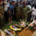 Seorang pelayat bereaksi saat pemakaman tentara Israel Kapten Eitan Itzhak Oster, yang tewas dalam pertempuran di Lebanon, di tengah permusuhan antara Hezbollah dan Israel, di pemakaman militer Gunung Herzl di Yerusalem, 2 Oktober 2024. Sumber foto : REUTERS
