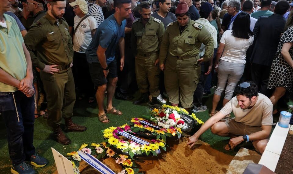 Seorang pelayat bereaksi saat pemakaman tentara Israel Kapten Eitan Itzhak Oster, yang tewas dalam pertempuran di Lebanon, di tengah permusuhan antara Hezbollah dan Israel, di pemakaman militer Gunung Herzl di Yerusalem, 2 Oktober 2024. Sumber foto : REUTERS