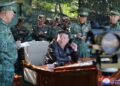 Pemimpin Korea Utara Kim Jong Un mengunjungi pangkalan pelatihan pasukan operasi khusus Angkatan Bersenjata Korea di lokasi yang dirahasiakan, di Korea Utara, dalam gambar yang dirilis oleh Kantor Berita Pusat Korea (KCNA) pada 4 Oktober 2024. KCNA via REUTERS.