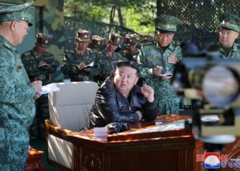 Pemimpin Korea Utara Kim Jong Un mengunjungi pangkalan pelatihan pasukan operasi khusus Angkatan Bersenjata Korea di lokasi yang dirahasiakan, di Korea Utara, dalam gambar yang dirilis oleh Kantor Berita Pusat Korea (KCNA) pada 4 Oktober 2024. KCNA via REUTERS.
