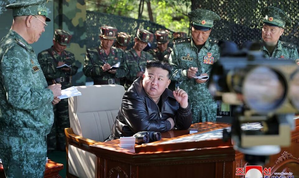 Pemimpin Korea Utara Kim Jong Un mengunjungi pangkalan pelatihan pasukan operasi khusus Angkatan Bersenjata Korea di lokasi yang dirahasiakan, di Korea Utara, dalam gambar yang dirilis oleh Kantor Berita Pusat Korea (KCNA) pada 4 Oktober 2024. KCNA via REUTERS.