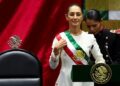 Presiden baru Meksiko, Claudia Sheinbaum, dibantu saat mengenakan selempang dalam upacara pelantikannya di Kongres, Mexico City, Meksiko, 1 Oktober 2024 (Sumber foto : Raquel Cunha/Reuters)