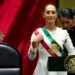 Presiden baru Meksiko, Claudia Sheinbaum, dibantu saat mengenakan selempang dalam upacara pelantikannya di Kongres, Mexico City, Meksiko, 1 Oktober 2024 (Sumber foto : Raquel Cunha/Reuters)