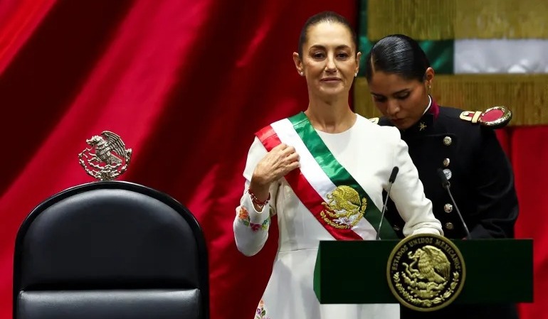 Presiden baru Meksiko, Claudia Sheinbaum, dibantu saat mengenakan selempang dalam upacara pelantikannya di Kongres, Mexico City, Meksiko, 1 Oktober 2024 (Sumber foto : Raquel Cunha/Reuters)