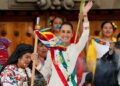 Presiden baru Meksiko Claudia Sheinbaum memegang 'tongkat komando' selama upacara di Zocalo Square, Mexico City, Meksiko, 1 Oktober 2024. Sumber foto : Daniel Becerril/Reuters.