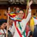 Presiden baru Meksiko Claudia Sheinbaum memegang 'tongkat komando' selama upacara di Zocalo Square, Mexico City, Meksiko, 1 Oktober 2024. Sumber foto : Daniel Becerril/Reuters.