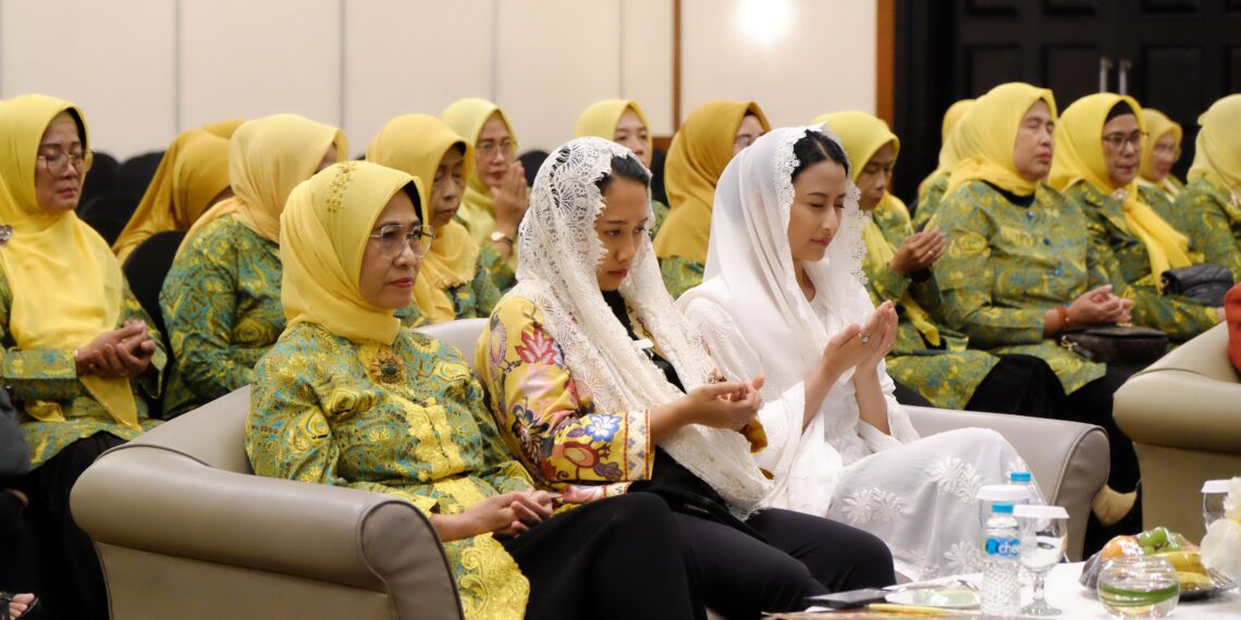 Tampak dalam foto Ketua Umum DPP Pengajian Al-Hidayah, Hetifah Sjaifudian (Kiri), Wakil Sekretaris Jenderal DPP Partai Golkar Putri Komarudin (tengah) Anggota DPR RI Fraksi Partai Golkar, Dyah Roro (Kanan) saat acara Peringatan Milad ke-45 Pengajian Al-Hidayah di Hotel Milenium Jakarta pada Sabtu (05/10/2024)