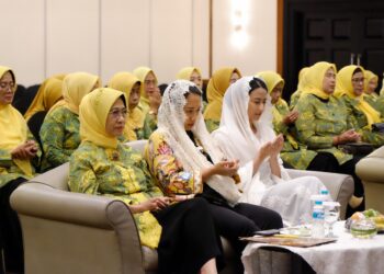 Tampak dalam foto Ketua Umum DPP Pengajian Al-Hidayah, Hetifah Sjaifudian (Kiri), Wakil Sekretaris Jenderal DPP Partai Golkar Putri Komarudin (tengah) Anggota DPR RI Fraksi Partai Golkar, Dyah Roro (Kanan) saat acara Peringatan Milad ke-45 Pengajian Al-Hidayah di Hotel Milenium Jakarta pada Sabtu (05/10/2024)
