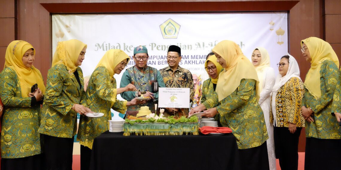 Ketua Umum DPP Pengajian Al-Hidayah Hetifah Sjaifudian