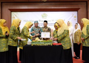 Ketua Umum DPP Pengajian Al-Hidayah Hetifah Sjaifudian