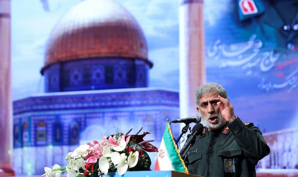 Brigadir Jenderal Esmail Qaani, kepala Pasukan Quds dari Garda Revolusi, berbicara selama upacara peringatan kematian komandan militer senior Iran Mohammad Hejazi, di Teheran, Iran pada 14 April 2022. Sumber foto : Majid Asgaripour/WANA (West Asia News Agency) melalui REUTERS.