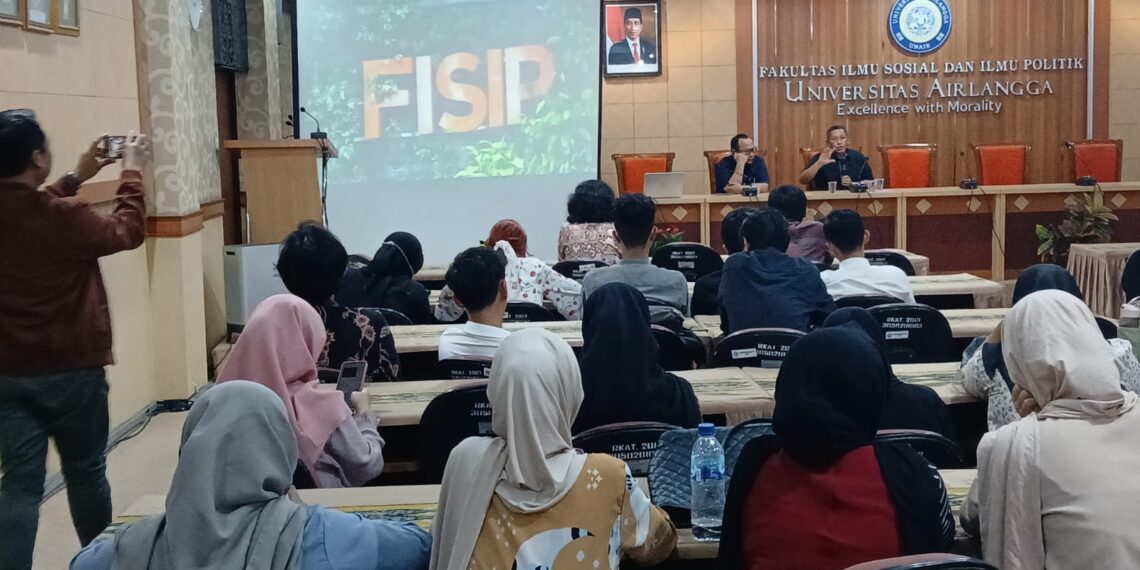 Anas Urbaningrum saat memberikan kuliah umum di Fakultas Ilmu Sosial dan Ilmu Politik Universitas Airlangga, Senin (14/10/2024)