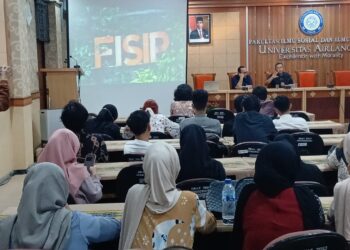Anas Urbaningrum saat memberikan kuliah umum di Fakultas Ilmu Sosial dan Ilmu Politik Universitas Airlangga, Senin (14/10/2024)