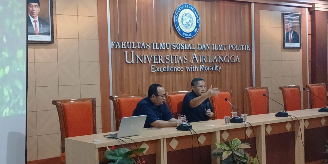 Anas Urbaningrum saat memberikan kuliah umum di Fakultas Ilmu Sosial dan Ilmu Politik Universitas Airlangga, Senin (14/10/2024)