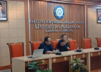 Anas Urbaningrum saat memberikan kuliah umum di Fakultas Ilmu Sosial dan Ilmu Politik Universitas Airlangga, Senin (14/10/2024)