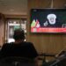 Orang-orang menyaksikan Wakil Pemimpin Hezbollah, Sheikh Naim Qassem, menyampaikan pidato yang disiarkan di televisi, saat mereka duduk di sebuah kafe di Beirut, Lebanon, 15 Oktober 2024. REUTERS/Mohamed Azakir