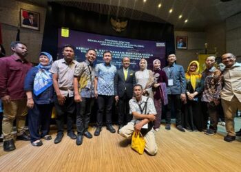 Bahlil Lahadalia (tengah) berpose bersama koleganya seusai mempertahankan disertasinya pada sidang promosi doktor yang berlangsung di Makara Art Center UI, Depok pada Rabu (16/10/2024).
