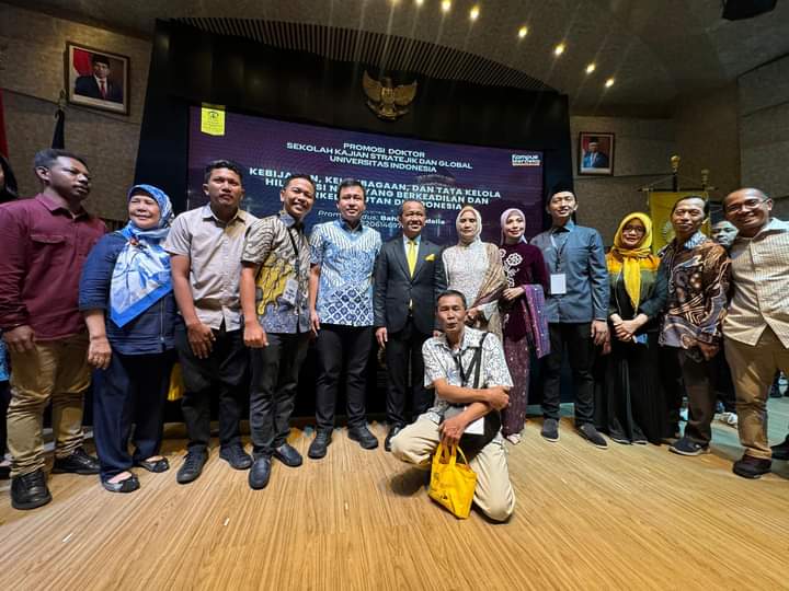 Bahlil Lahadalia (tengah) berpose bersama koleganya seusai mempertahankan disertasinya pada sidang promosi doktor yang berlangsung di Makara Art Center UI, Depok pada Rabu (16/10/2024).