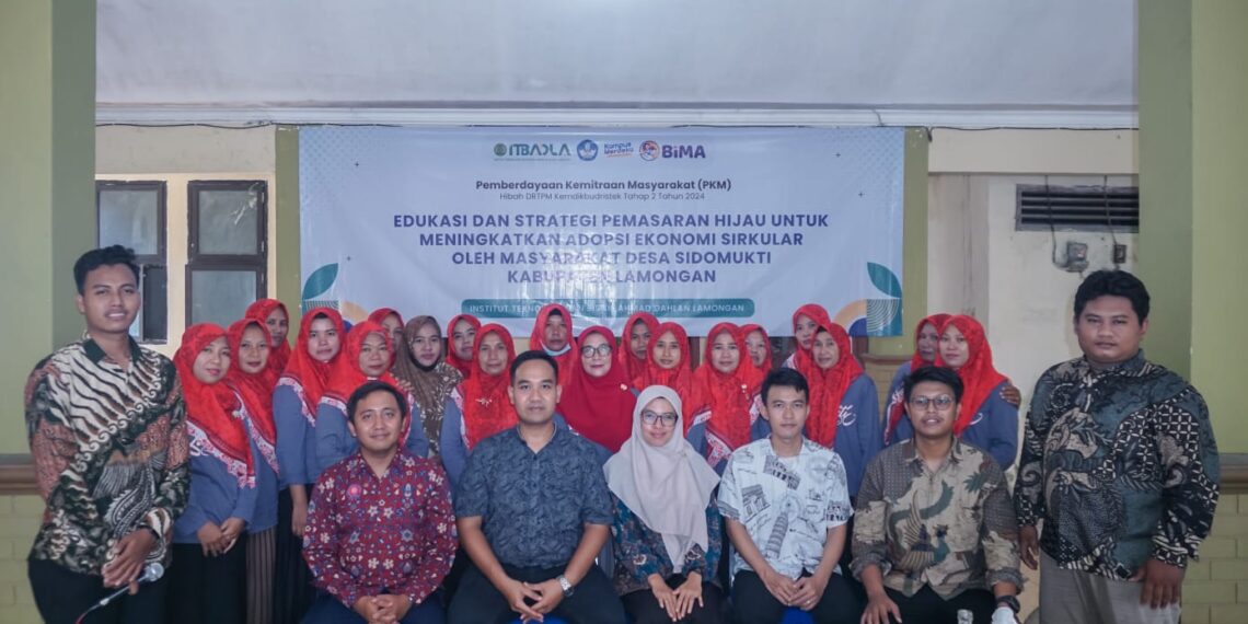 Pose bersama peserta dan pemateri pelatihan pengolahan limbah air kelapa yang diadakan di Balai Desa Sidomukti/ Sumber foto : Istimewa.