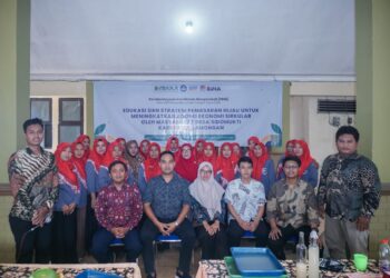 Pose bersama peserta dan pemateri pelatihan pengolahan limbah air kelapa yang diadakan di Balai Desa Sidomukti/ Sumber foto : Istimewa.