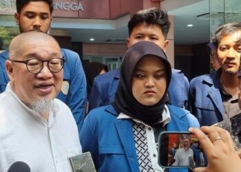 Dekan Fisip Unair Prof Bagong Suyanto dan Ketua Bem Tuffahati Ullayyah Bachtiar didampingi beberapa jajaran pengurus BEM Fisip Unair.