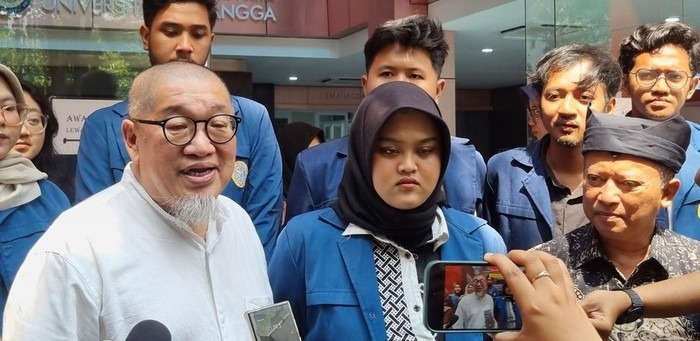 Dekan Fisip Unair Prof Bagong Suyanto dan Ketua Bem Tuffahati Ullayyah Bachtiar didampingi beberapa jajaran pengurus BEM Fisip Unair.