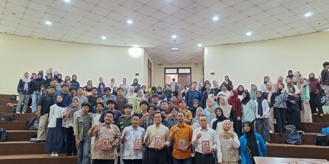 Pose Bersama Pemateri dan Peserta Gelaran Bedah Buku P2KM UIN Ciputat