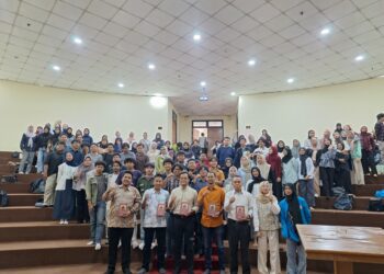 Pose Bersama Pemateri dan Peserta Gelaran Bedah Buku P2KM UIN Ciputat