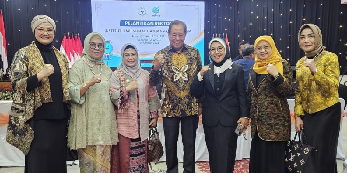 Sylviana Murni (Ketiga dari Kanan) saat berpose bersama koleganya seusai pelantikan menjadi Rektor STIAMI Jakarta
