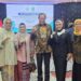 Sylviana Murni (Ketiga dari Kanan) saat berpose bersama koleganya seusai pelantikan menjadi Rektor STIAMI Jakarta