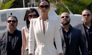 Teresa Mendoza (Putih) yang diperankan Alice Braga dalam salah satu adegan pada Film Queen of The South