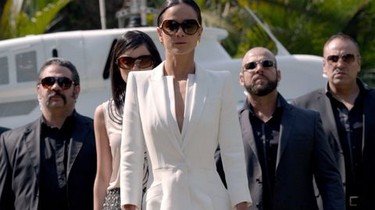 Teresa Mendoza (Putih) yang diperankan Alice Braga dalam salah satu adegan pada Film Queen of The South