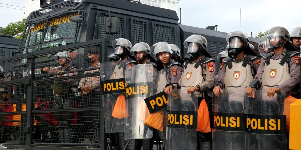 Aparat Kepolisian dalam suatu kegiatan pengamanan demonstrasi