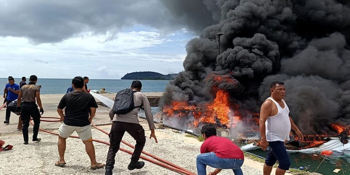 Speedboat Cagub Terbakar